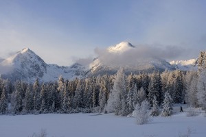 Заснеженные горы, привлекающие экстремалов