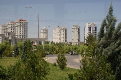 В таких недорогих, но современных многоэтажных домах живут простые туркмены