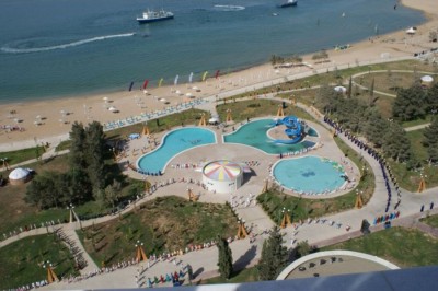 Панорамный вид на пляж и небольшой парк отдыха