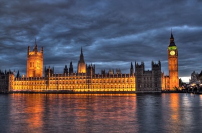 Невероятно преображает здание парламента ночью