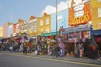 Camden Market - сплошная улица с магазинами